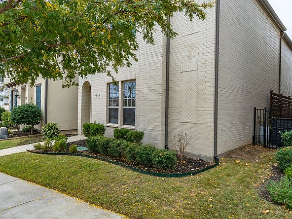 2nd image of 625 Surrey Ln