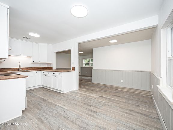 5th image of 3036 Woodlawn Ave