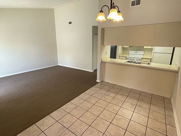 4th image of 640 SE 28th Pl #D