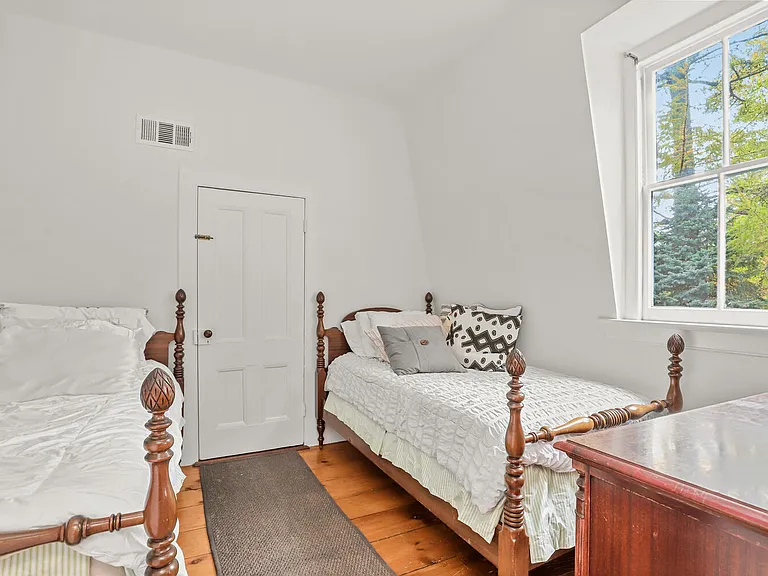 49 Hollow Tree Ridge Rd — Photo 10