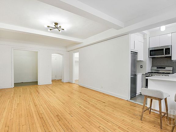 3rd image of 333 W 56th St APT 3H