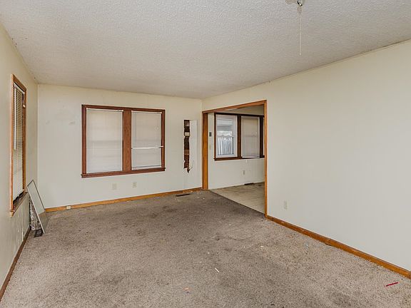4th image of 1050 S Saint Clair Ave