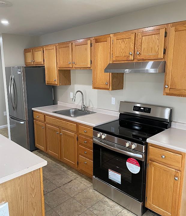 Large eat-in kitchen with brand new appliances and recessed lighting