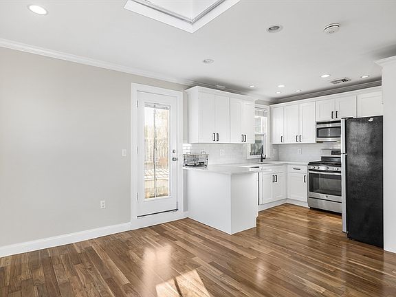 3rd image of 499-501 Sumner St #3