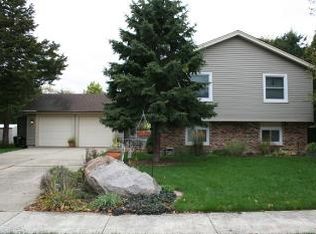 103 Windridge Dr, McHenry, IL 60050