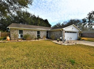 2722 W Creek Dr, El Campo, TX 77437