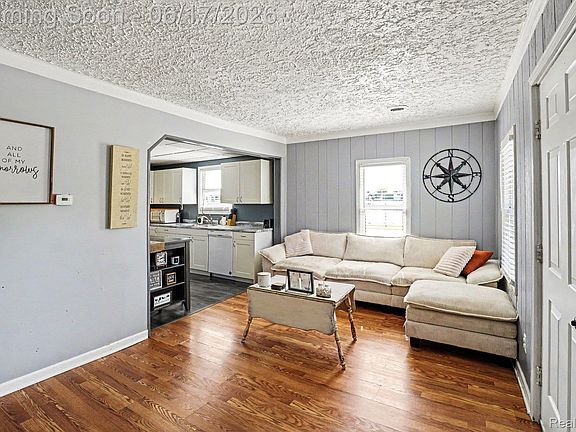 4th image of 651 S Elm St