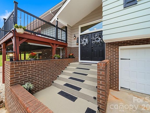 3rd image of 2411 Robertson Ln