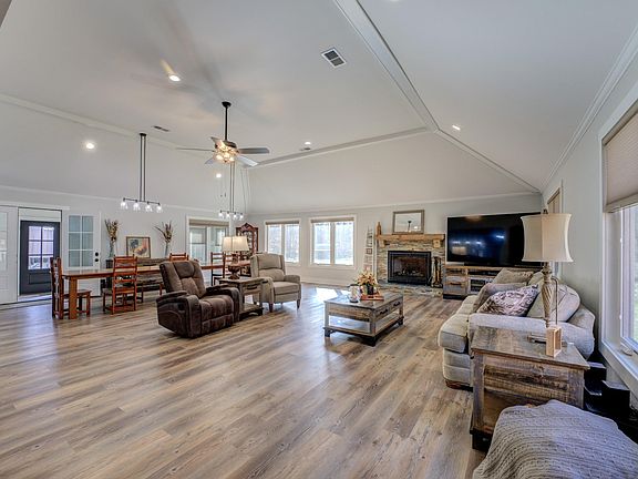 3rd image of 7643 Parkland Dr