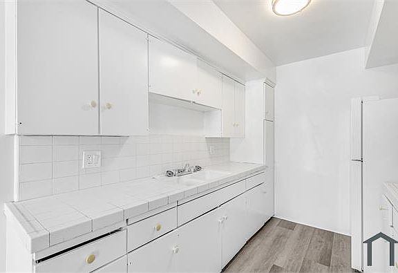 4th image of 934 Larch St APT 2F