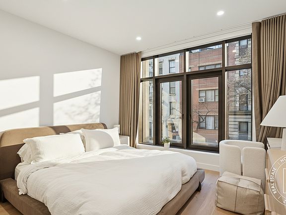 4th image of 249 E 50th St #Townhouse 1