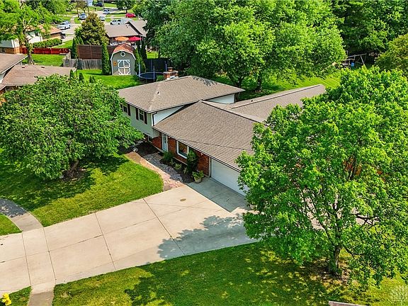 3rd image of 12 Woodbrook Ct