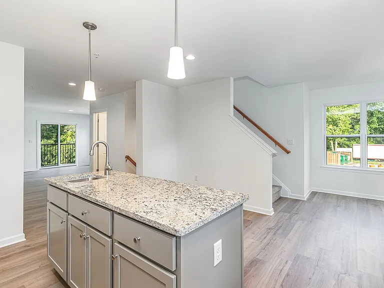 158 High Pointe Dr — Photo 7