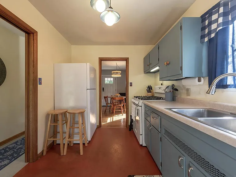 904 E Maxwell Ln — Photo 6