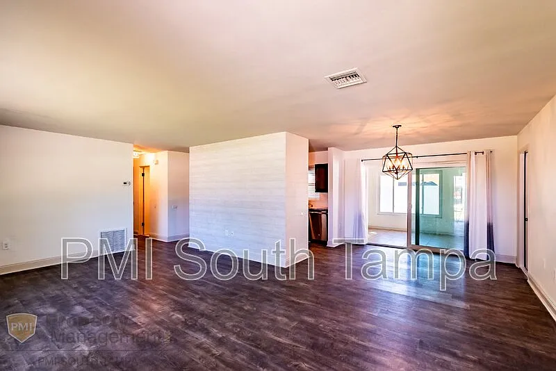 2 bed, 1.0 bath, 1241 sqft, $2,350 — Photo 3