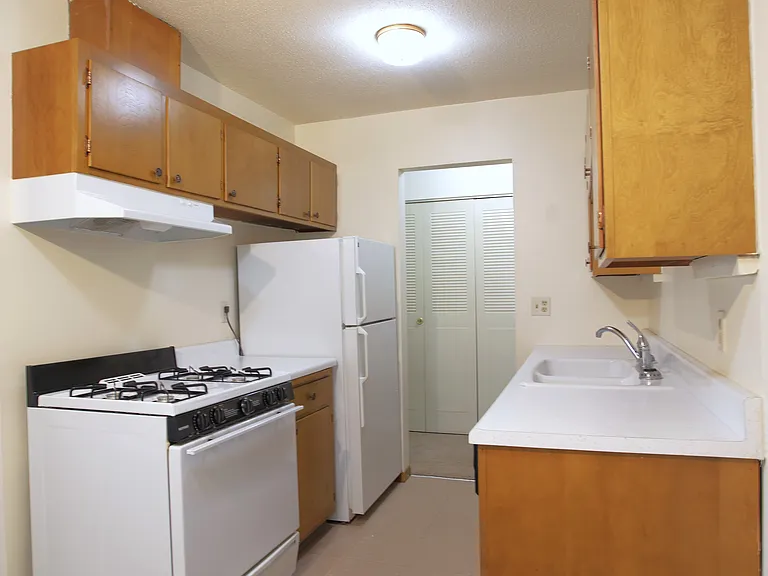 Brittany Apartments — Photo 15