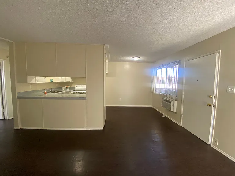 508 S Victoria Ave — Photo 9