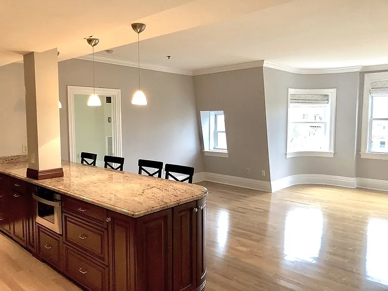 390 Commonwealth Ave — Photo 5