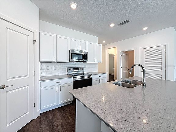 3rd image of 3583 NE 1st Dr
