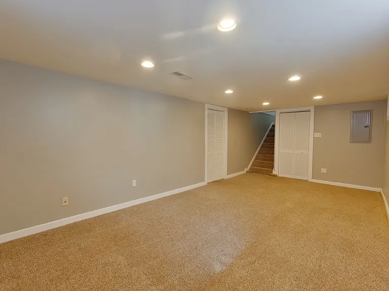 242 S Bleckley Dr — Photo 10