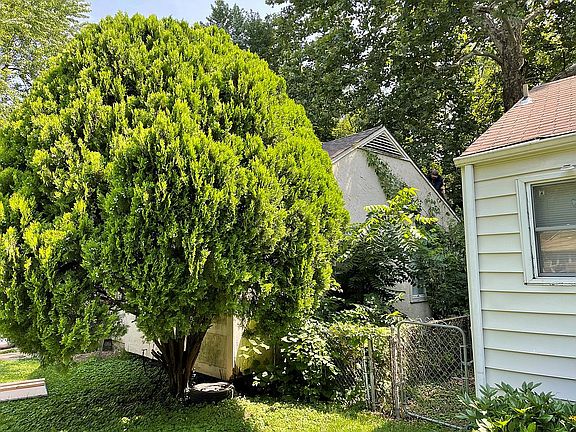2nd image of 7125 Woodland Ave