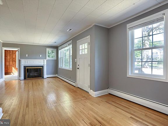 5th image of 914 Rock Spring Rd