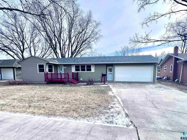 803 NE 6th St, Madison, SD 57042