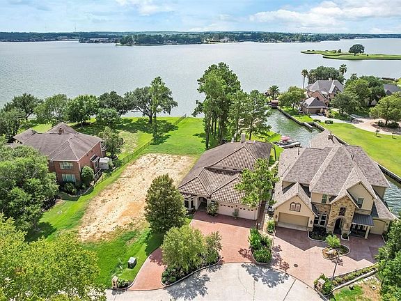 3rd image of 2827 Lakeside Dr