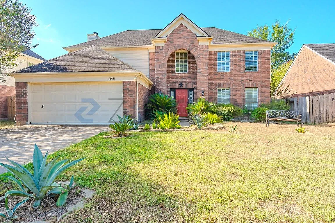 4 bed, 2.5 bath, 2376 sqft, $2,350 — Photo 2