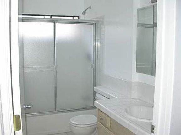 3rd image of 3901 Leland St