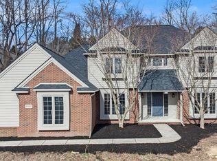 5010 Walnut Hills Dr, Brighton, MI 48116