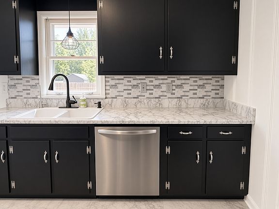 3rd image of 212 Porter Cir