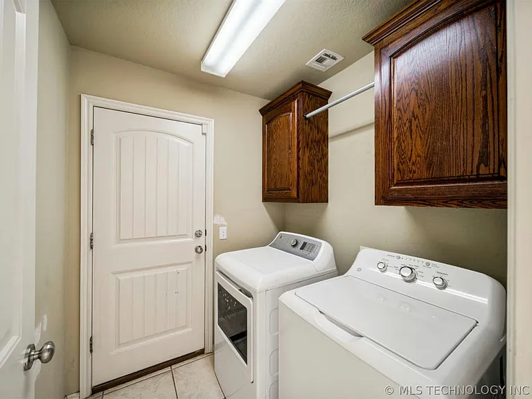 26545 Foxen Dr — Photo 12