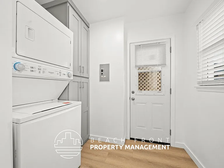 2450 Oak St — Photo 10