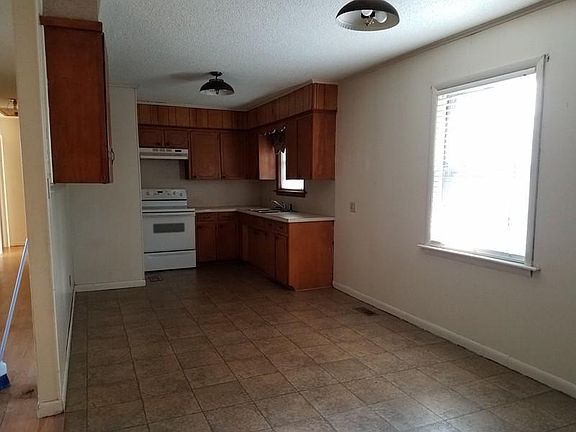 4th image of 1201 Carlton Dr