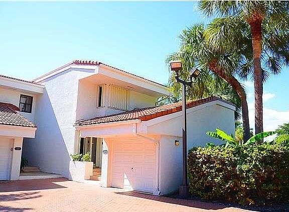 3rd image of 318 Poinciana Dr #810