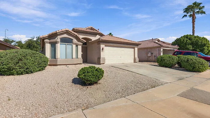 3 bed, 2.0 bath, 1523 sqft, $2,370 — Photo 3