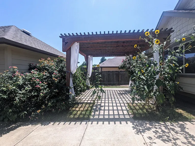 242 Rock Bluff Ln — Photo 5