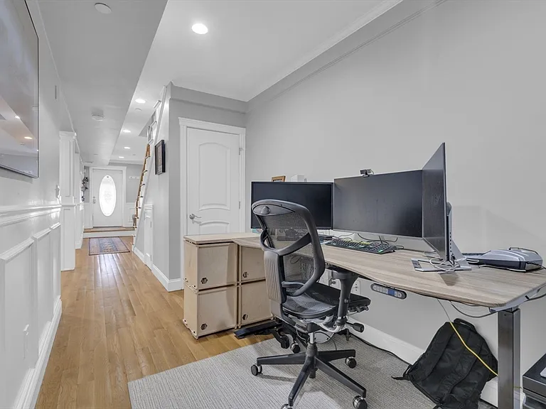 26 Yarmouth St #1 — Photo 12