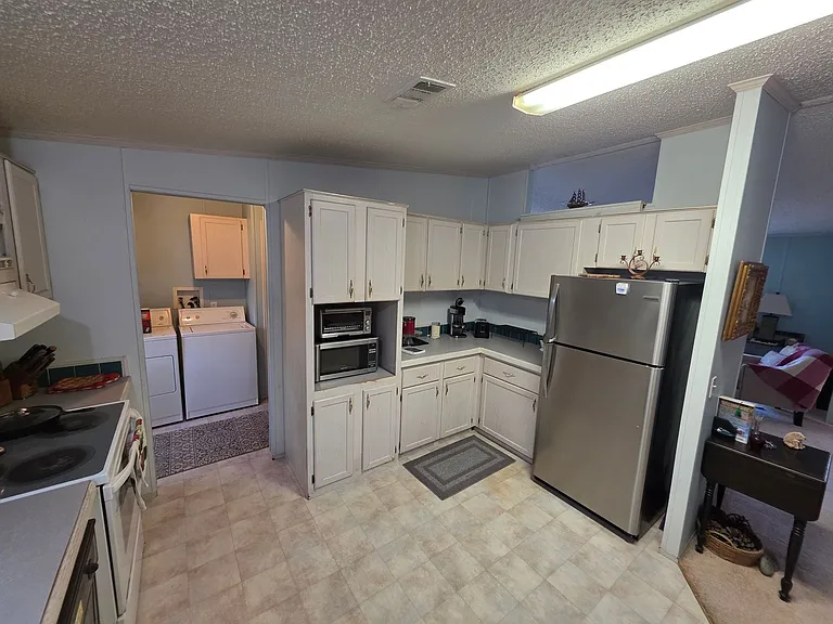 858 E Winnetka St — Photo 3