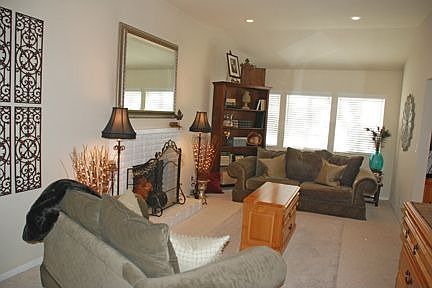 3rd image of 819 E Lemon Ave