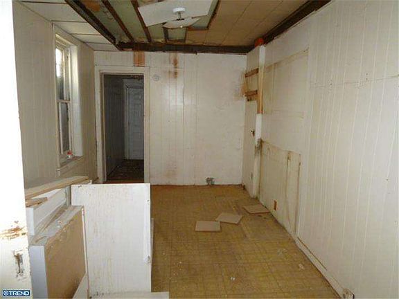 4th image of 427 E 11th St