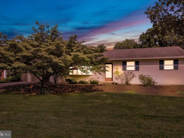 77 Garden City Dr, Lancaster, PA 17602