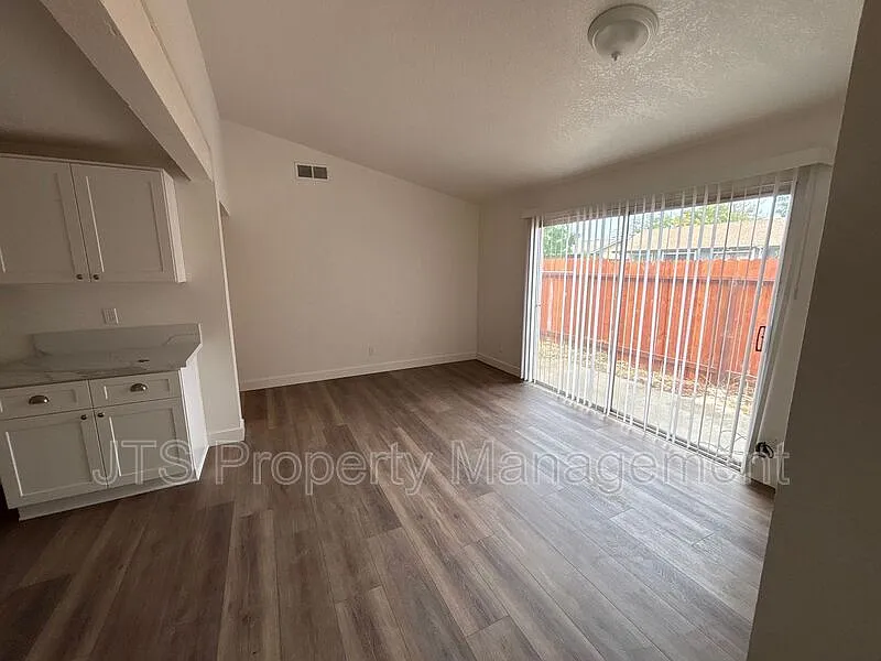 2 bed, 1.0 bath, 960 sqft, $1,695 — Photo 3