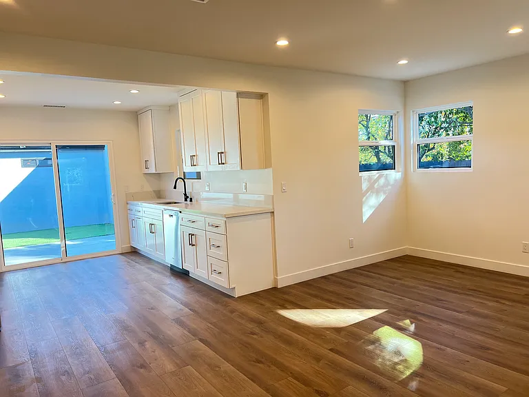 7026 Andasol Ave — Photo 8