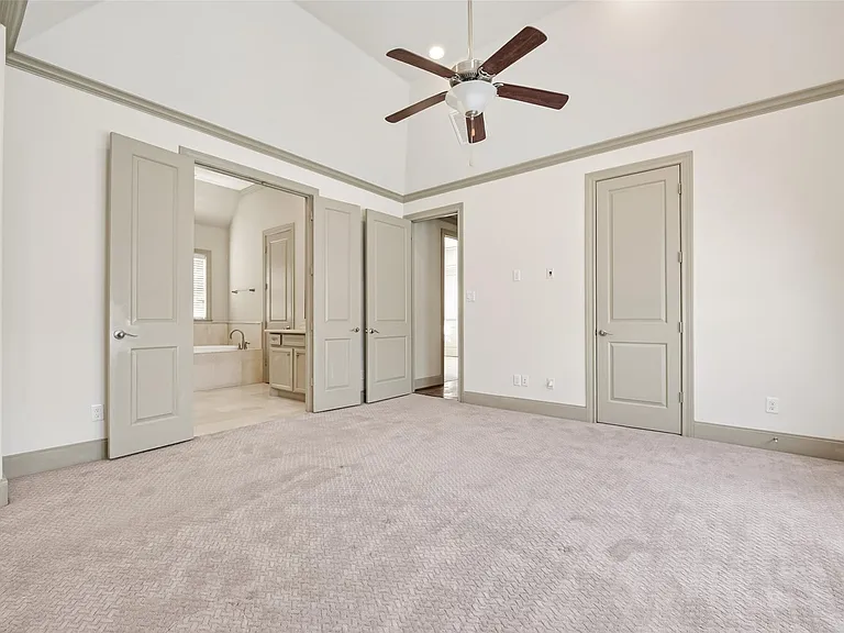 308 W Bell St — Photo 42