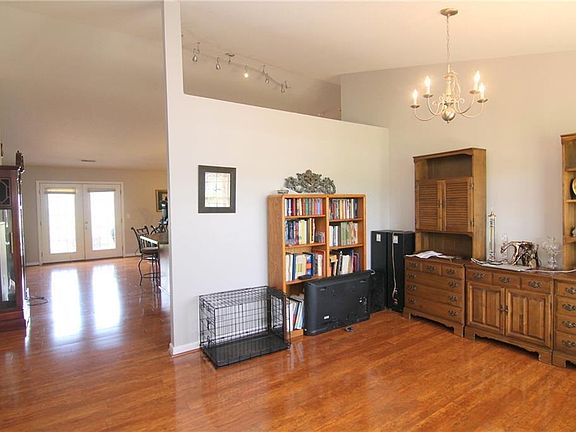 5th image of 102 Silver Spur Dr
