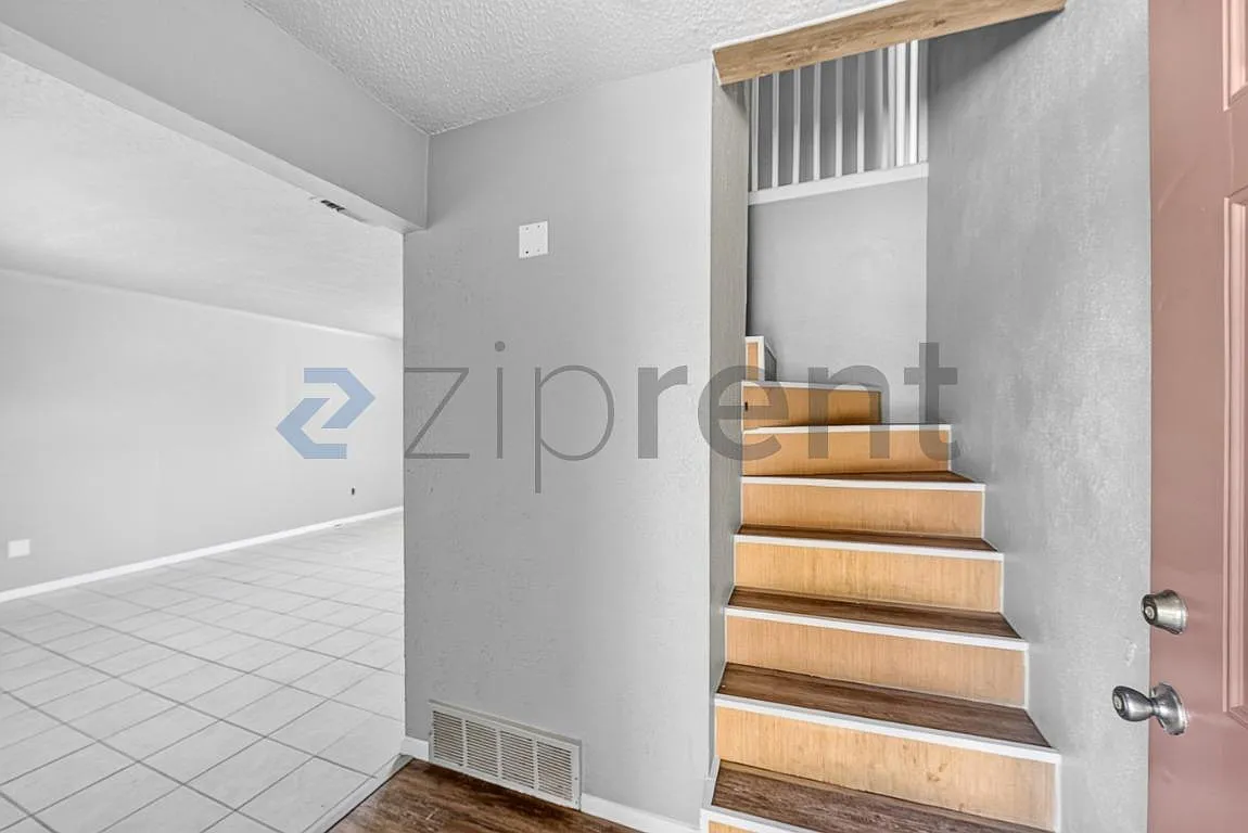 3 bed, 2.5 bath, 1240 sqft, $2,100 — Photo 4