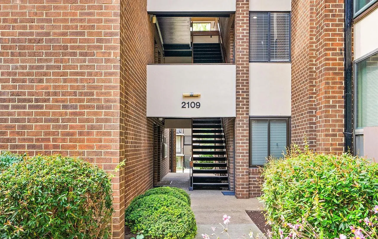 2109 Walsh View Ter — Photo 3