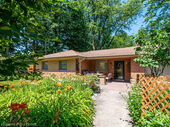 18761 McKinnon St, Roseville, MI 48066